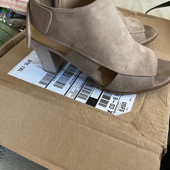 Size 8 Naturalizer faux suede sandals - Picture 3 of 3